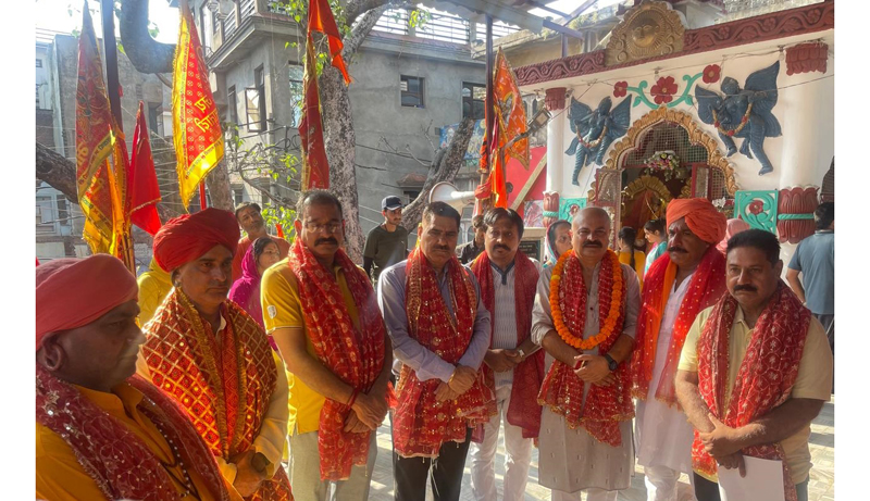 Yudhvir Sethi and Baldev Billawaria jointly flagging off the Chhari Yatra of Saroli Mata from Jammu on Sunday. Yudhvir Sethi and Baldev Billawaria jointly flagging off the Chhari Yatra of Saroli Mata from Jammu on Sunday.