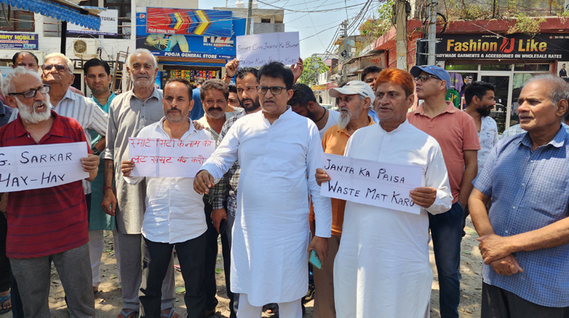 Traders and residents staging protest at Talab Tillo, Jammu on Tuesday. — Excelsior/Rakesh Traders and residents staging protest at Talab Tillo, Jammu on Tuesday. — Excelsior/Rakesh