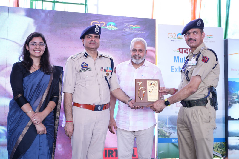 SSP Samba, Benam Tosh, receiving a memento from CBC J&K in Samba on Wednesday. SSP Samba, Benam Tosh, receiving a memento from CBC J&K in Samba on Wednesday.