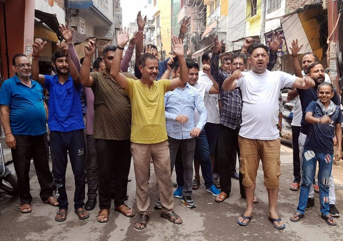 Locals protesting against unscheduled power cuts in Udhampur. Locals protesting against unscheduled power cuts in Udhampur.