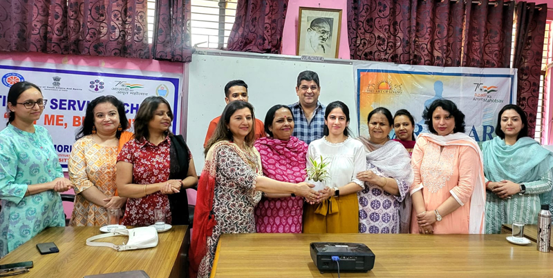 Faculty of GGM Science College Jammu presenting a planter to the Art of Living team during a workshop. Faculty of GGM Science College Jammu presenting a planter to the Art of Living team during a workshop.