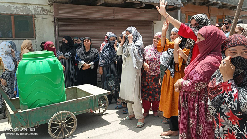Residents of Sopore village protesting against water shortage on Tuesday. —Excelsior/Aabid Nabi Residents of Sopore village protesting against water shortage on Tuesday. —Excelsior/Aabid Nabi