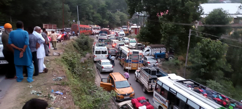 Long traffic jam being witnessed in Batote area on Friday. -Excelsior/ Parvaiz Long traffic jam being witnessed in Batote area on Friday. -Excelsior/ Parvaiz