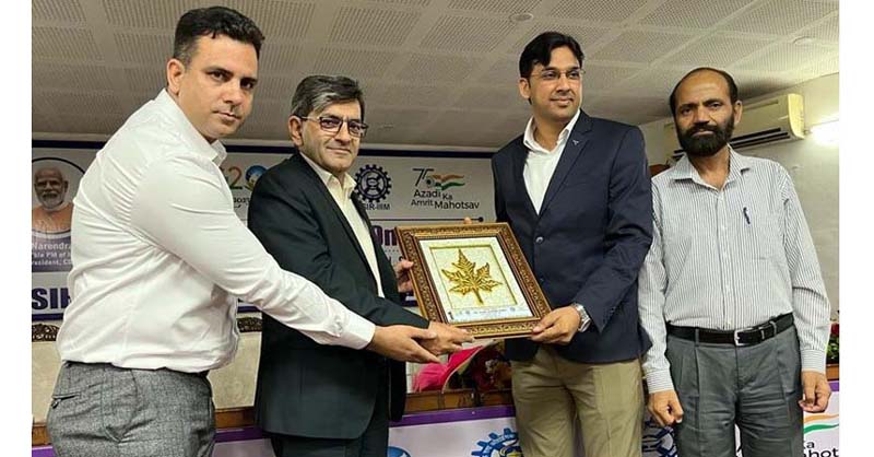 Dr Sunil Kumar Dubey (GM, R&D Healthcare Division, Emami Limited) being presented a memento during a symposium at IIIM Jammu. Dr Sunil Kumar Dubey (GM, R&D Healthcare Division, Emami Limited) being presented a memento during a symposium at IIIM Jammu.