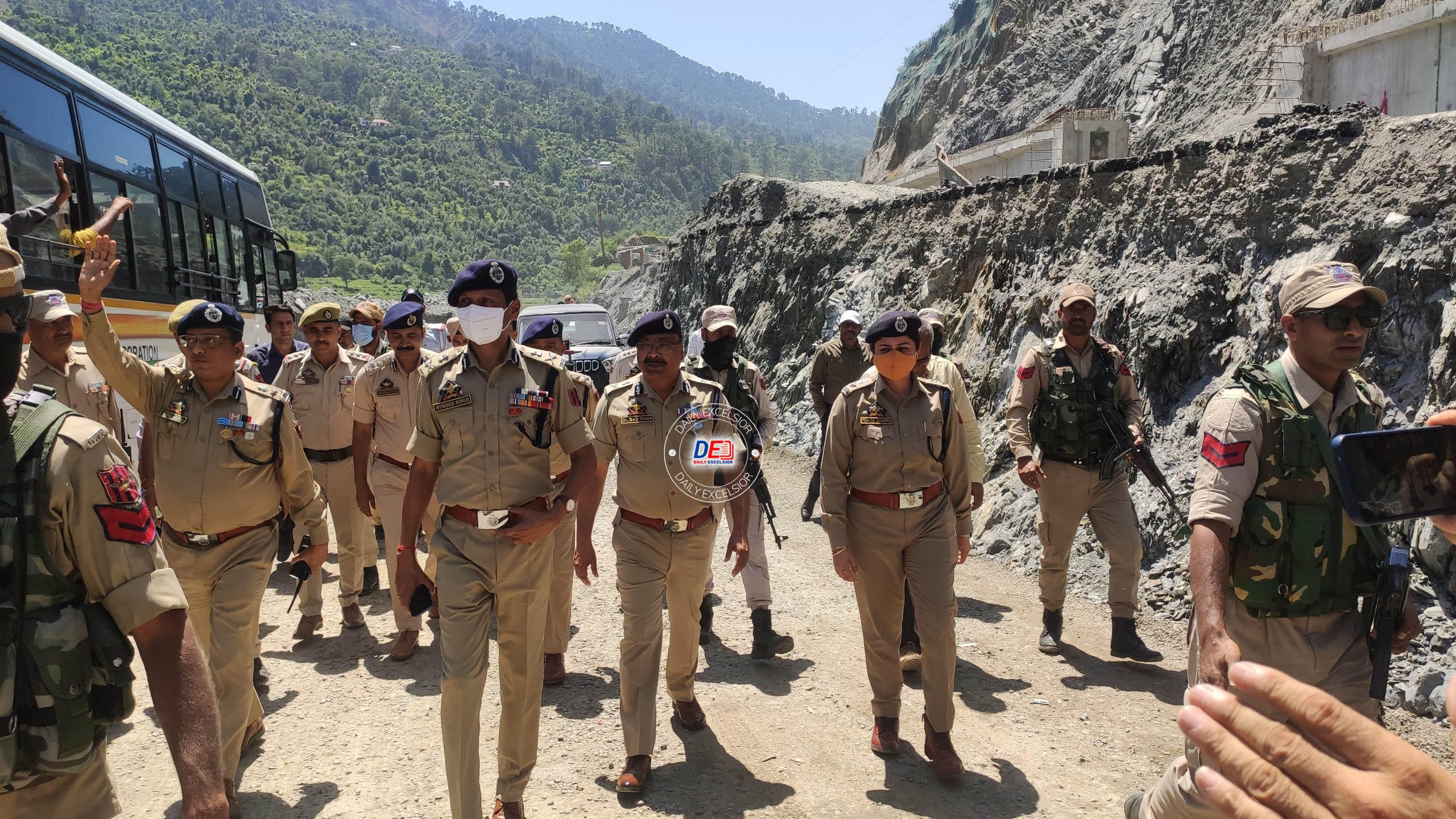 Jammu-Srinagar Highway Made Through After 5 Days; 5500 Yatris Proceed Towards Srinagar: DGP Jammu-Srinagar Highway Made Through After 5 Days; 5500 Yatris Proceed Towards Srinagar: DGP