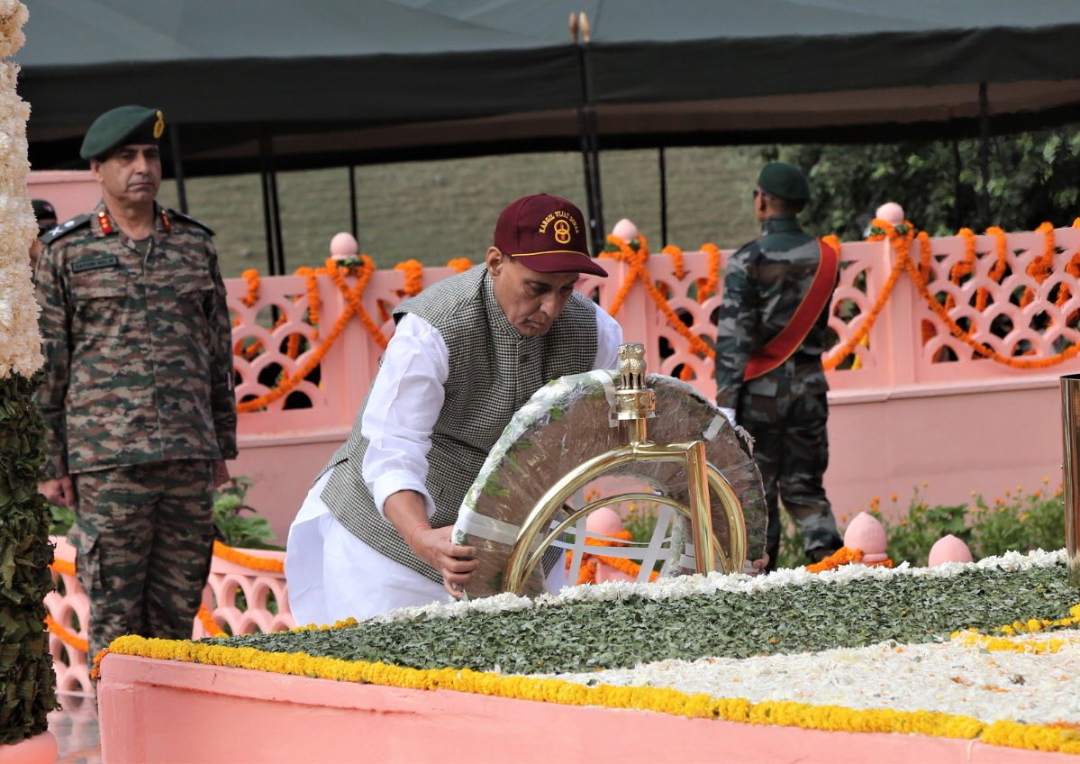 Rajnath Singh Pays Tributes To Kargil Heroes At Dras War Memorial Rajnath Singh Pays Tributes To Kargil Heroes At Dras War Memorial