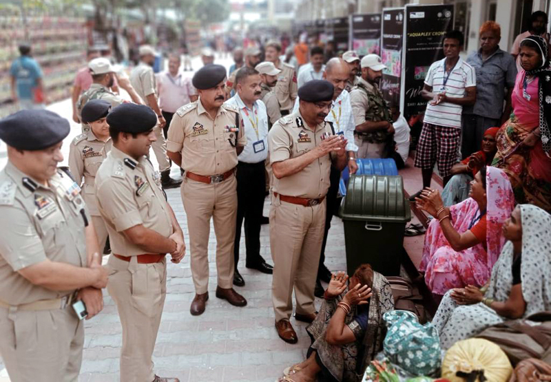 Director General of Police Dilbag Singh interacting with Shri Amarnathji Yatris at Bhagwati Nagar Base Camp Jammu on Friday. Director General of Police Dilbag Singh interacting with Shri Amarnathji Yatris at Bhagwati Nagar Base Camp Jammu on Friday.