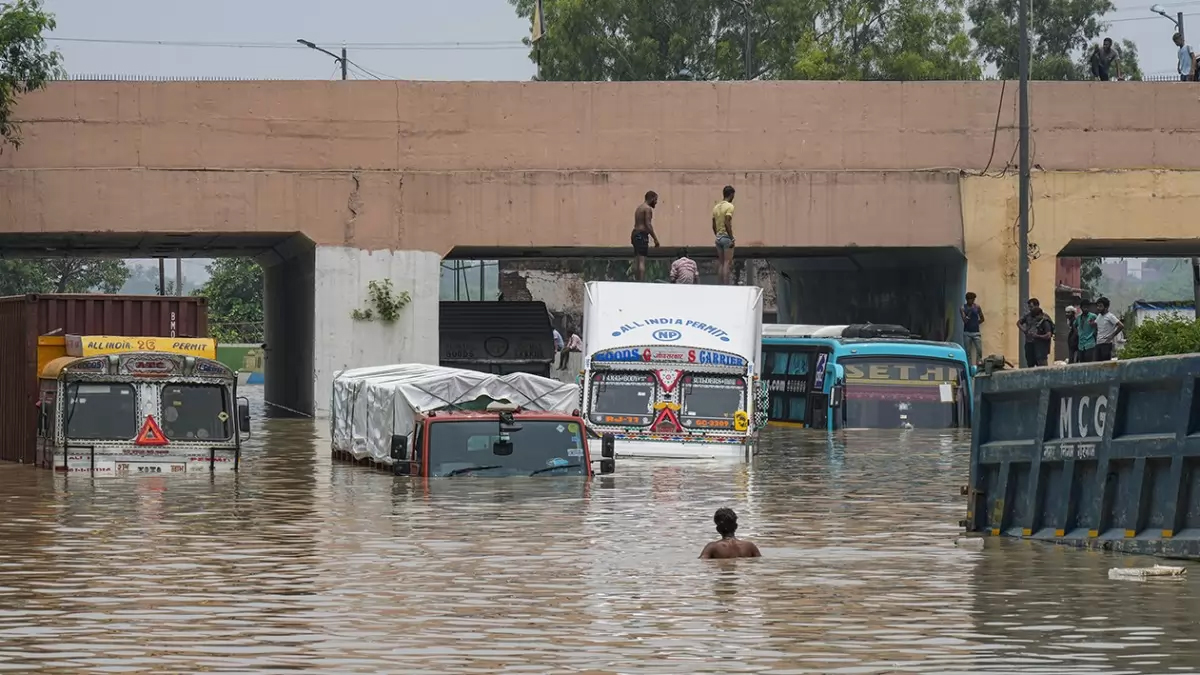 Govt Bans Entry Of Heavy Goods Vehicles In Delhi As Yamuna Swells Govt Bans Entry Of Heavy Goods Vehicles In Delhi As Yamuna Swells