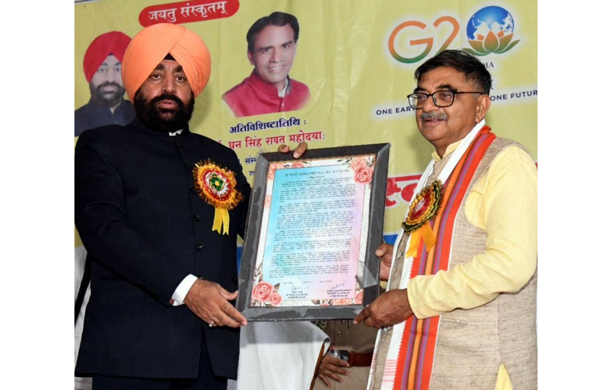 Ex MP Tarun Vijay being honoured by Uttarakhand Governor, Lt Gen, Gurmeet Singh at a function at Dehradun on Wednesday. Ex MP Tarun Vijay being honoured by Uttarakhand Governor, Lt Gen, Gurmeet Singh at a function at Dehradun on Wednesday.