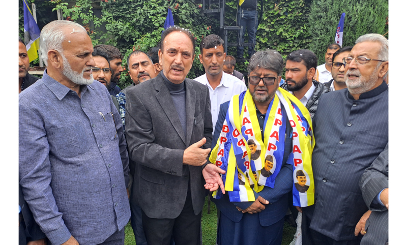 AAP leader Nazir Itoo joining DPAP in Srinagar on Saturday. —Excelsior/Shakeel AAP leader Nazir Itoo joining DPAP in Srinagar on Saturday. —Excelsior/Shakeel