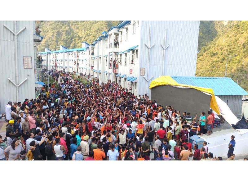 Amarnath Ji pilgrims dancing at Chanderkot Yatri Niwas on Thursday. Excelsior/Parvez Mir Amarnath Ji pilgrims dancing at Chanderkot Yatri Niwas on Thursday. Excelsior/Parvez Mir
