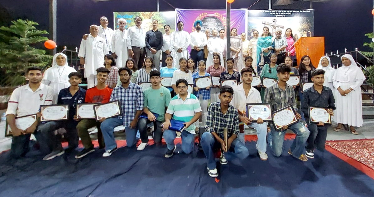 Meritorious students posing for a group photograph with dignitaries on Wednesday. Meritorious students posing for a group photograph with dignitaries on Wednesday.