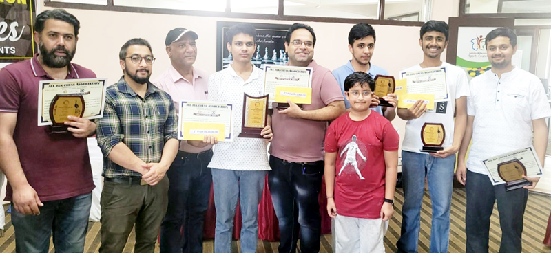 Winner Soham Kamotra & runner-up's posing with trophies and dignitaries. Winner Soham Kamotra & runner-up's posing with trophies and dignitaries.