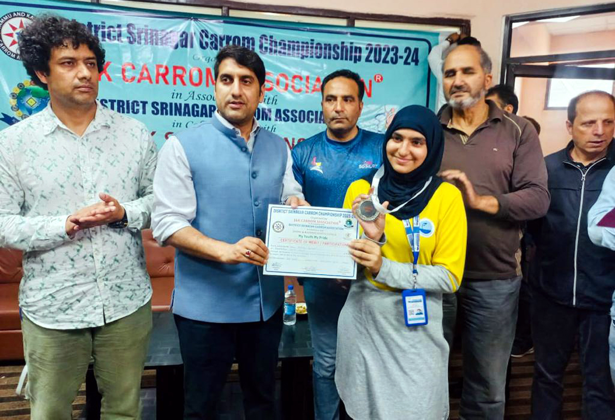 Deputy Commissioner, Mohammad Aijaz Asad presenting certificate to a winner of Carrom Championship at Srinagar. Deputy Commissioner, Mohammad Aijaz Asad presenting certificate to a winner of Carrom Championship at Srinagar.