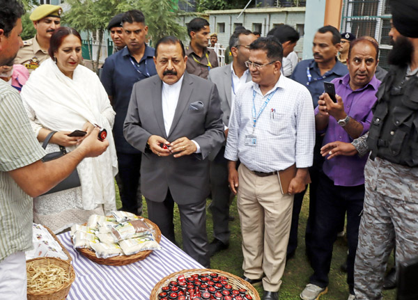 Union MoS, Dr Jitendra Singh inaugurating the Multimedia Exhibition at S.P. Secondary School in Srinagar on Monday. —Excelsior/Shakeel Union MoS, Dr Jitendra Singh inaugurating the Multimedia Exhibition at S.P. Secondary School in Srinagar on Monday. —Excelsior/Shakeel