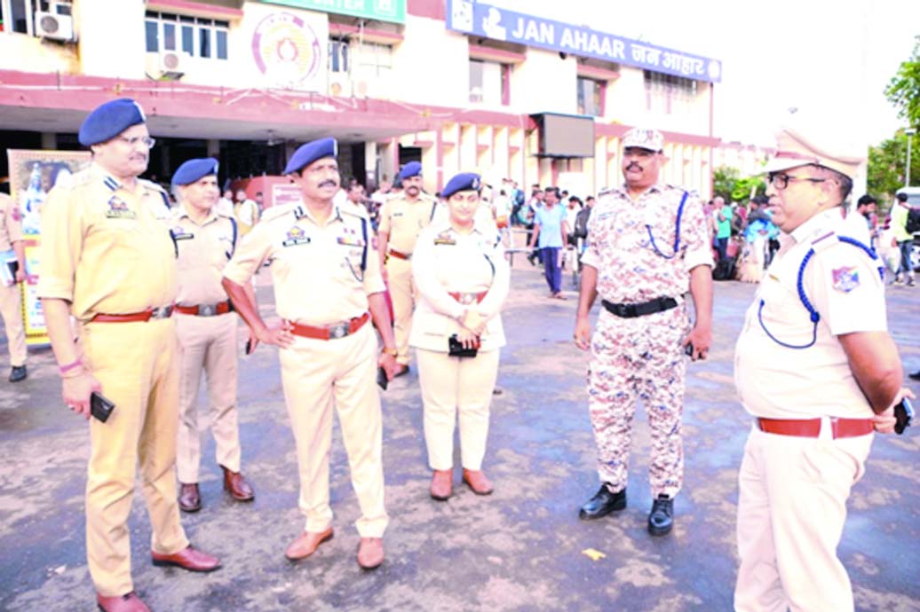ADGP Railways, Sunil Kumar, inspecting security arrangements at Railway Station Jammu on Friday. ADGP Railways, Sunil Kumar, inspecting security arrangements at Railway Station Jammu on Friday.