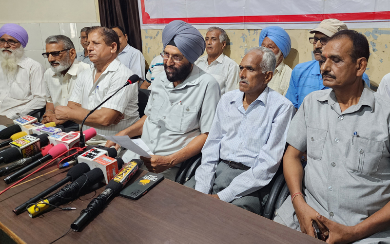 Non-Gazetted Police Pensioners Welfare Forum members addressing media persons in Jammu on Wednesday. — Excelsior/Rakesh Non-Gazetted Police Pensioners Welfare Forum members addressing media persons in Jammu on Wednesday. — Excelsior/Rakesh