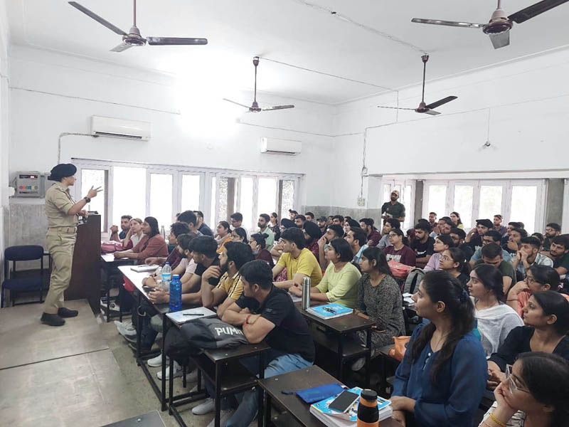 SP City South Shaheen Wahid addressing students on drug abuse. SP City South Shaheen Wahid addressing students on drug abuse.