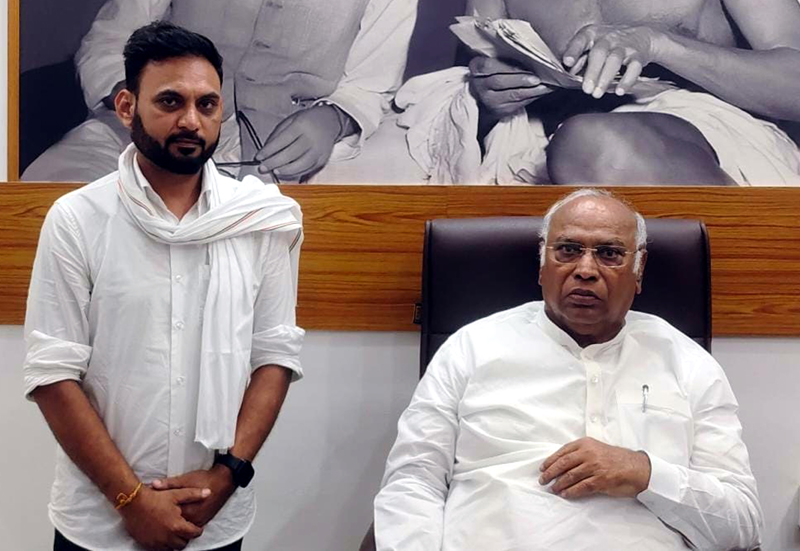 Chairman SC Deptt of JKPCC Dr Karan Bhagat during meeting with AICC president in Delhi. Chairman SC Deptt of JKPCC Dr Karan Bhagat during meeting with AICC president in Delhi.