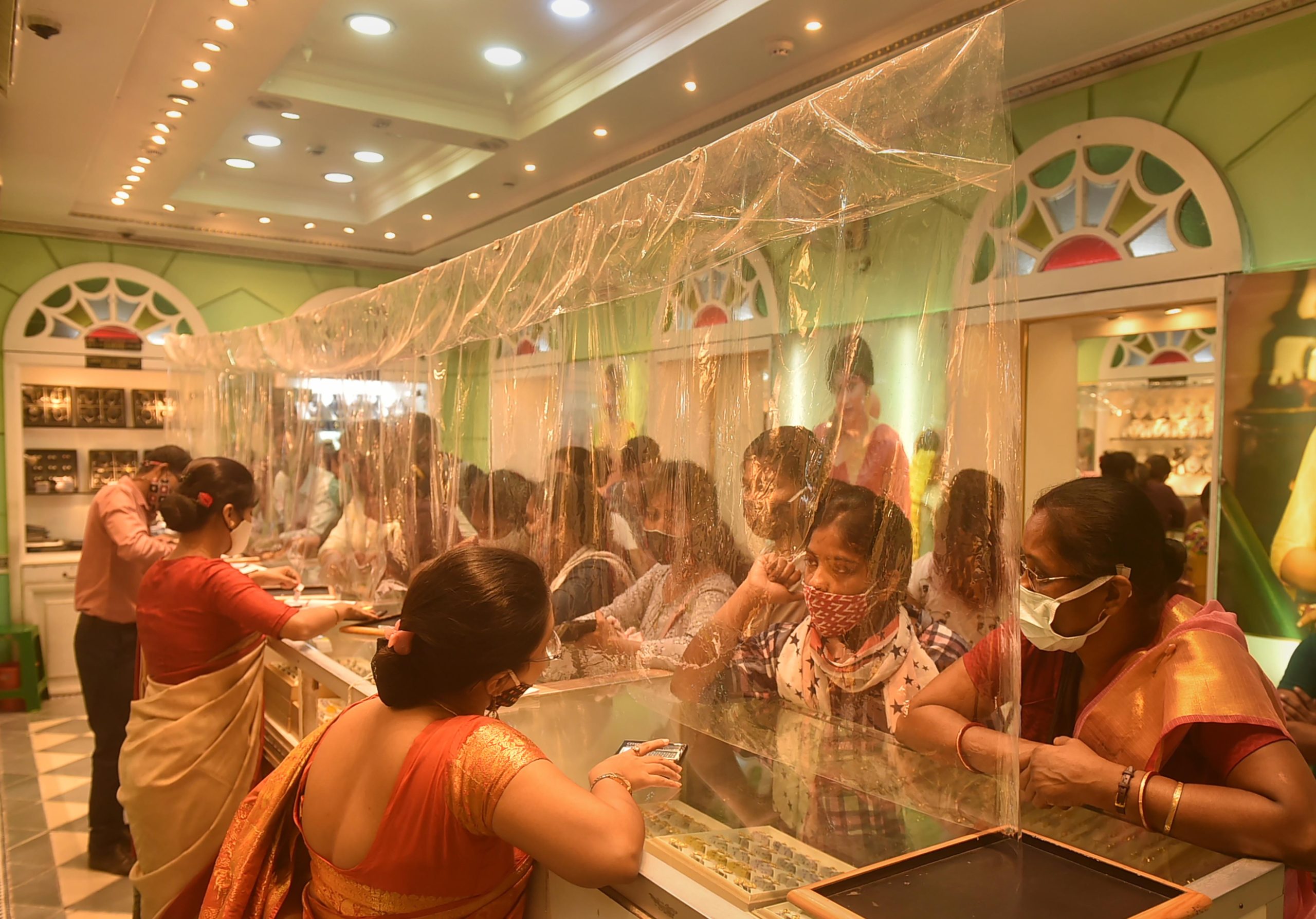 Gold Falls Rs 100 To Rs 60,200/10 Gm; Silver Declines Rs 200 Gold Falls Rs 100 To Rs 60,200/10 Gm; Silver Declines Rs 200