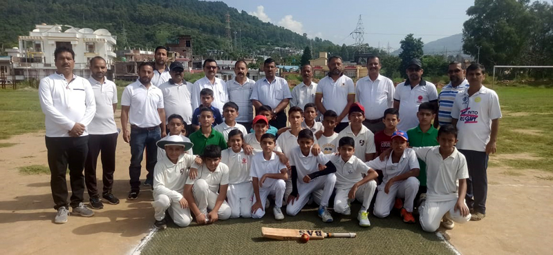 Cricket players posing with dignitaries in Udhampur Cricket players posing with dignitaries in Udhampur