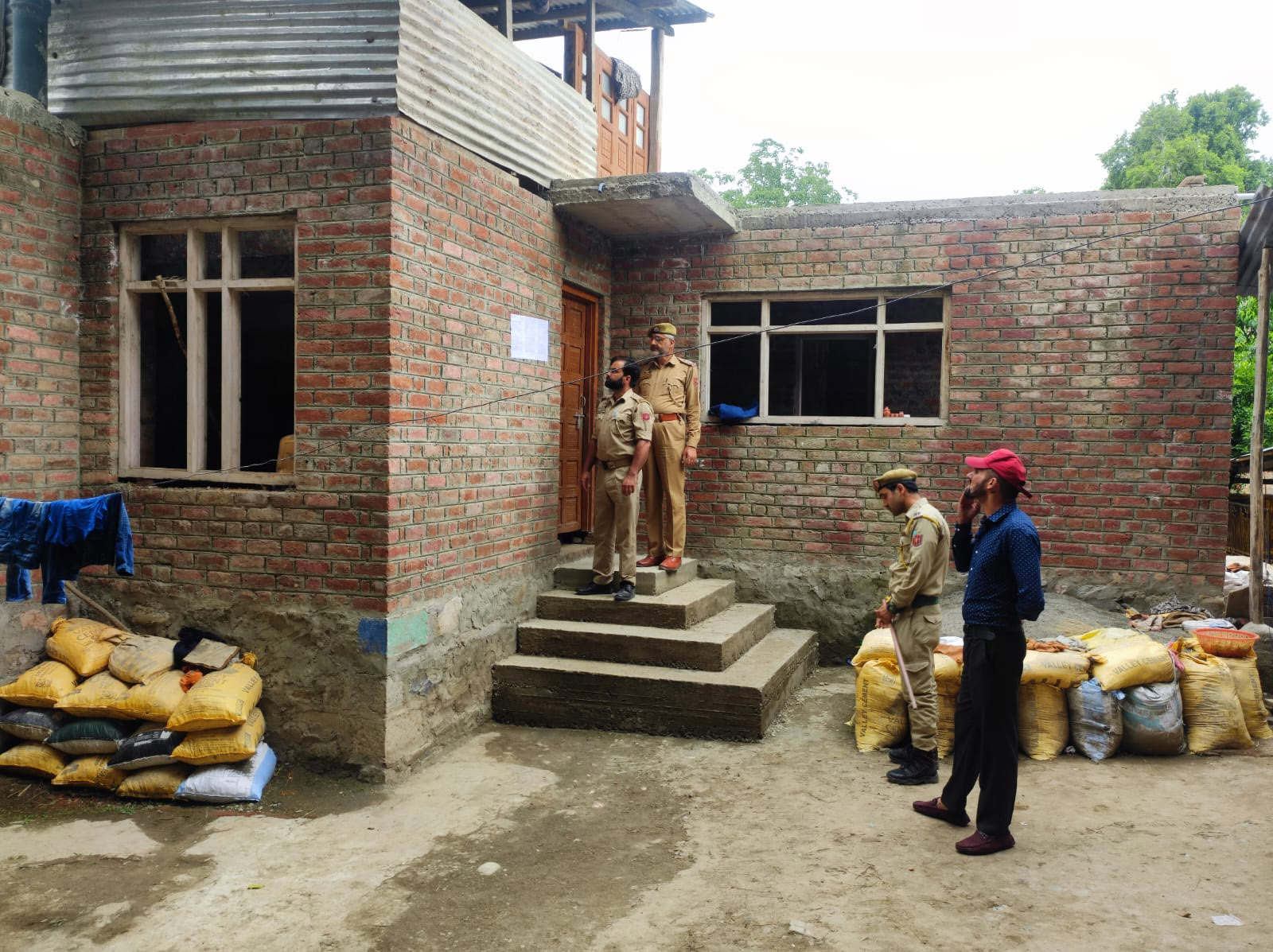 Police Attaches Under Construction House Of Drug Smuggler In J&K's Baramulla Police Attaches Under Construction House Of Drug Smuggler In J&K's Baramulla