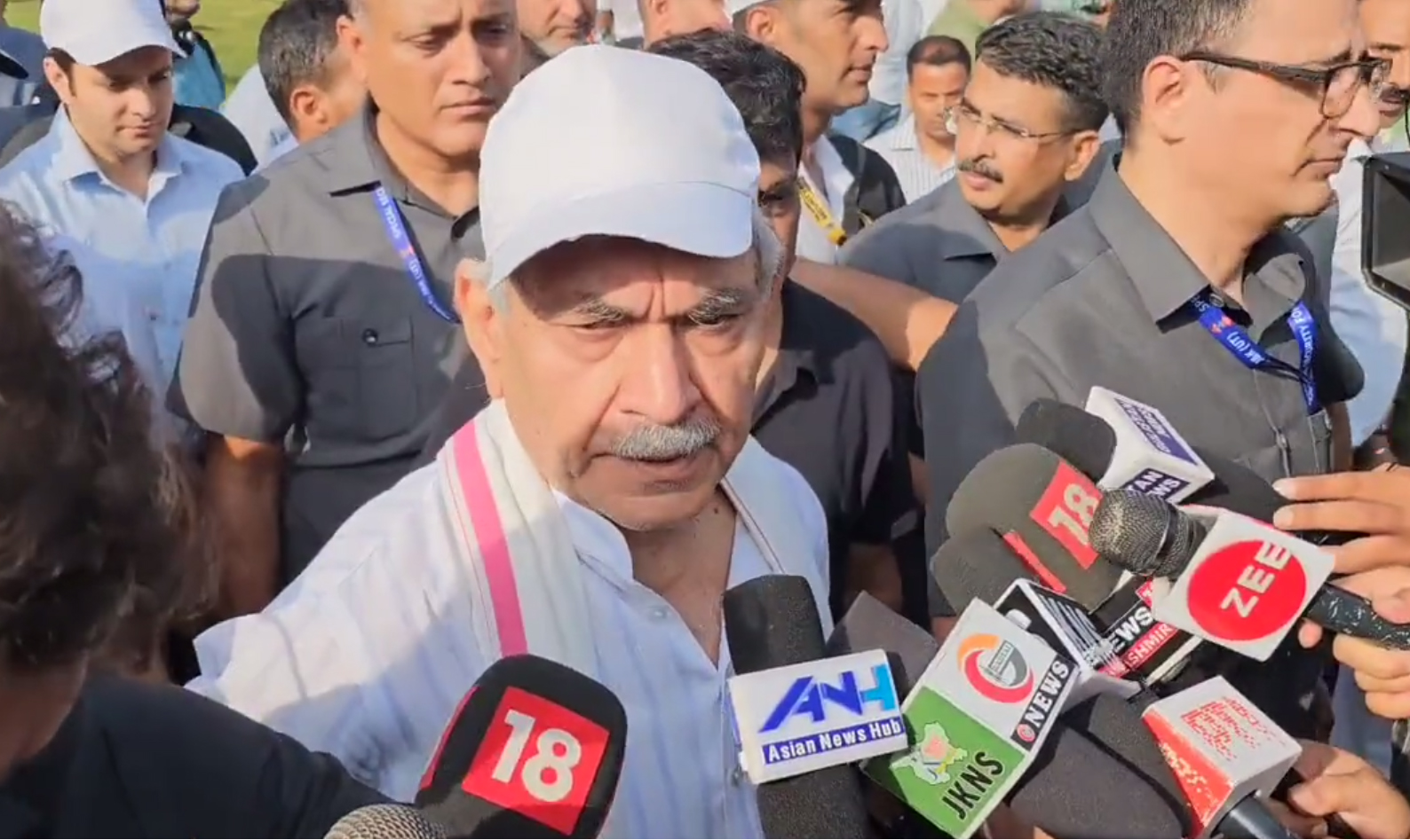 Huge Participation In Tiranga Rally ‘Big Answer’ To Those Who Claimed None Would Pick Up Tri-Colour In Kashmir: LG Sinha Huge Participation In Tiranga Rally ‘Big Answer’ To Those Who Claimed None Would Pick Up Tri-Colour In Kashmir: LG Sinha