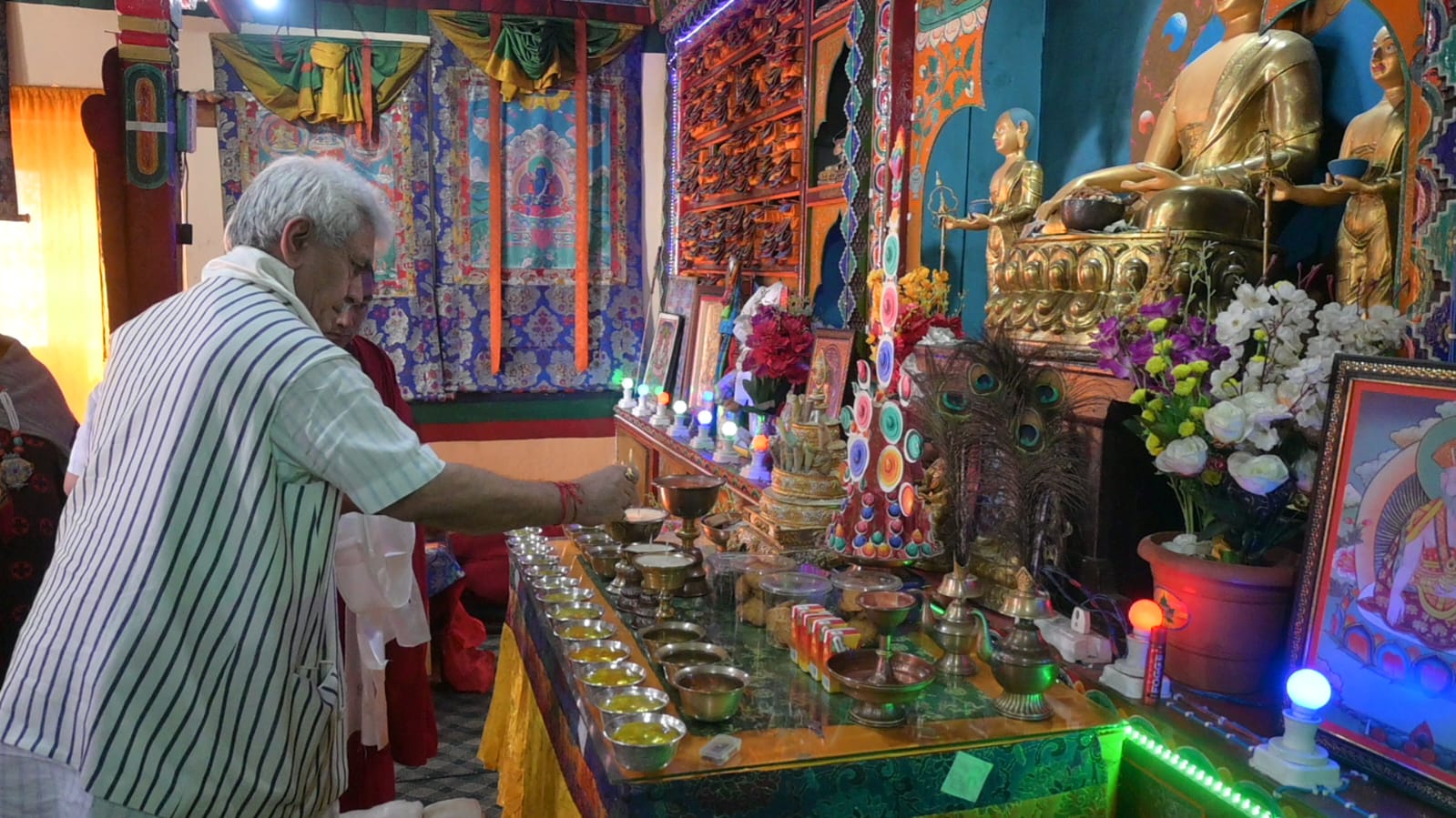 Lt Governor Shri Manoj Sinha visited Buddhist Gompa at Paddar (3)