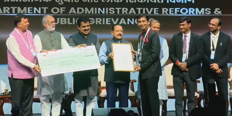 Union Minister Dr Jitendra Singh presenting Gold Award to CEO SMVD Shrine Board for technology driven pilgrim-services. Union Minister Dr Jitendra Singh presenting Gold Award to CEO SMVD Shrine Board for technology driven pilgrim-services.