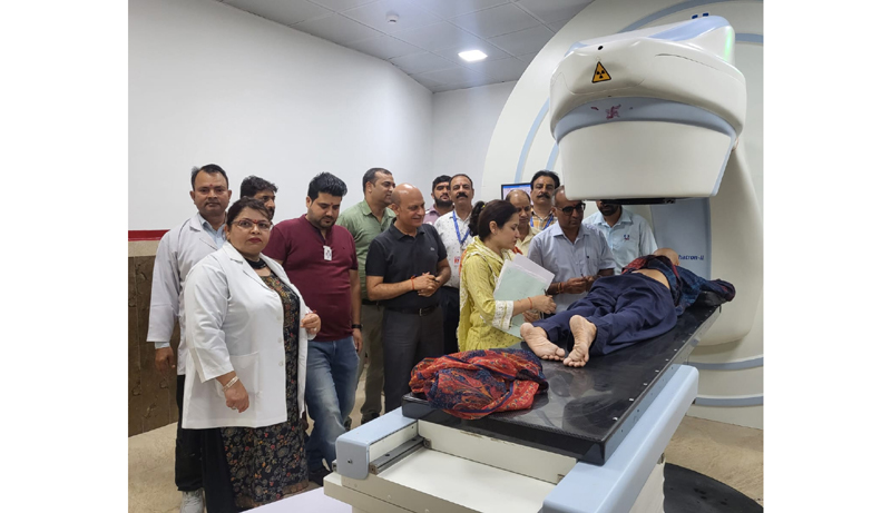 Principal GMC Jammu Dr Ashutosh Gupta and others giving radiation therapy to a cancer patient on newly installed ultra modern telecobalt machine in the Medical College. Principal GMC Jammu Dr Ashutosh Gupta and others giving radiation therapy to a cancer patient on newly installed ultra modern telecobalt machine in the Medical College.