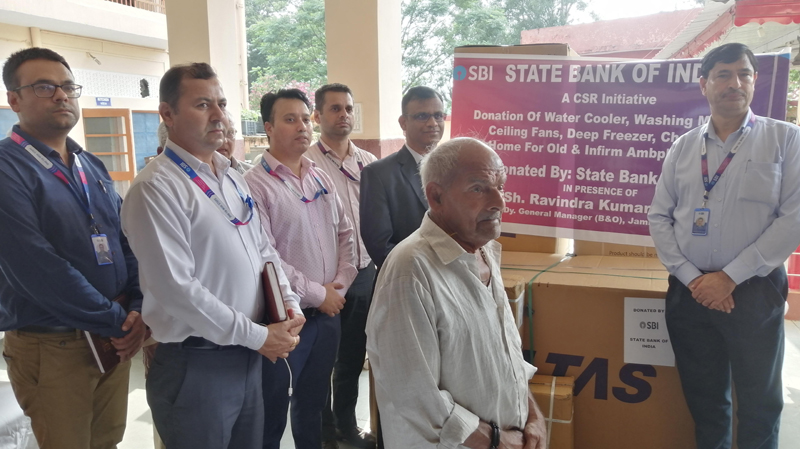 Officers from SBI give certain items of daily use to Old Age Home at Ambphala. Officers from SBI give certain items of daily use to Old Age Home at Ambphala.