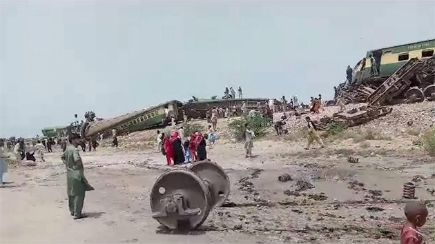 30 killed, 90 injured in train accident in Pakistan 30 killed, 90 injured in train accident in Pakistan