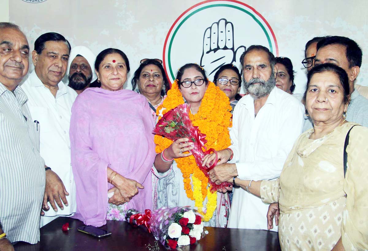 Newly appointed Pradesh Mahila Cong president, Shameema Raina being felicitated by party leaders in Jammu office on Tuesday. -Excelsior/Rakesh Newly appointed Pradesh Mahila Cong president, Shameema Raina being felicitated by party leaders in Jammu office on Tuesday. -Excelsior/Rakesh