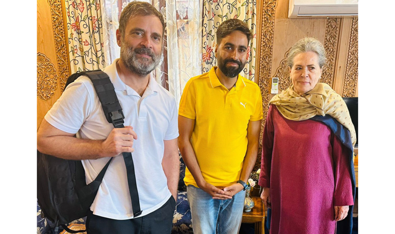 Congress leaders Sonia Gandhi and Rahul Gandhi during their stay on a houseboat at Nigeen lake in Srinagar on Saturday. - Excelsior/Shakeel Congress leaders Sonia Gandhi and Rahul Gandhi during their stay on a houseboat at Nigeen lake in Srinagar on Saturday. - Excelsior/Shakeel