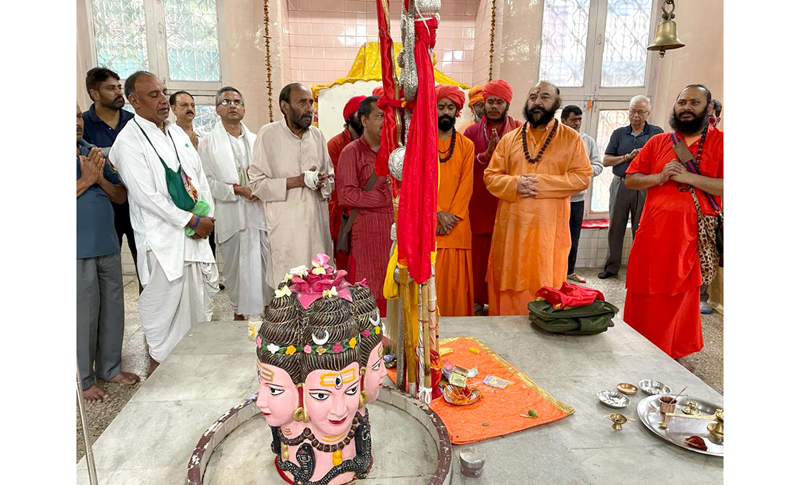 Mahant Deependra Giri Ji carrying Chhari Mubarak on way to holy cave from Dashnami Akhara Srinagar on Saturday. -Excelsior /Shakeel Mahant Deependra Giri Ji carrying Chhari Mubarak on way to holy cave from Dashnami Akhara Srinagar on Saturday. -Excelsior /Shakeel