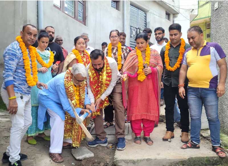 JMC Councillor, Suneet Raina starts construction work of lanes-drains in Ustad Mohalla. JMC Councillor, Suneet Raina starts construction work of lanes-drains in Ustad Mohalla.