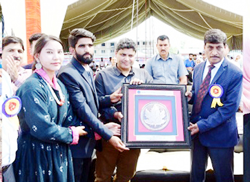 Chief Secretary Dr Arun Kumar Mehta receiving memento at Ganderbal on Tuesday. Chief Secretary Dr Arun Kumar Mehta receiving memento at Ganderbal on Tuesday.