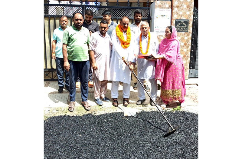 Congress leader Hari Singh Chib kick-starting blacktopping work in Jammu North Assembly segment. Congress leader Hari Singh Chib kick-starting blacktopping work in Jammu North Assembly segment.
