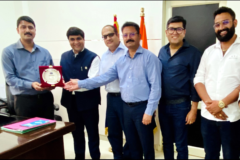A PHDCCI delegation presenting a memento to DIG Traffic Jammu, Shridhar Patil on Thursday. A PHDCCI delegation presenting a memento to DIG Traffic Jammu, Shridhar Patil on Thursday.
