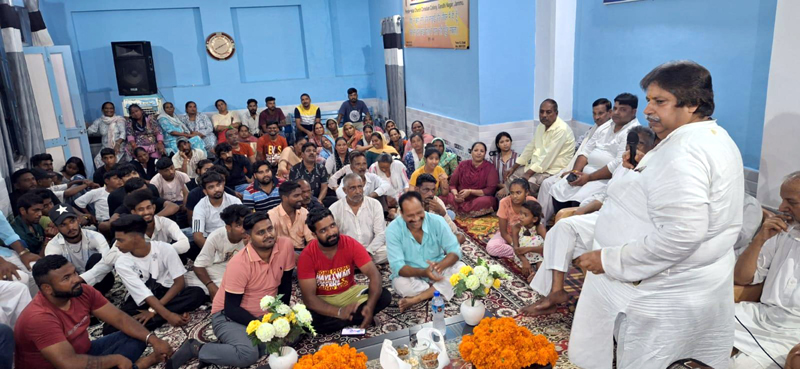 JKPCC working president, Raman Bhalla addressing people from Valmiki Colony in Gandhi Nagar area of Jammu on Tuesday. JKPCC working president, Raman Bhalla addressing people from Valmiki Colony in Gandhi Nagar area of Jammu on Tuesday.