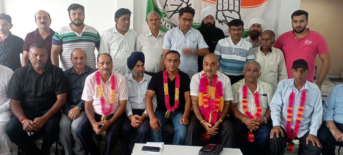 Senior Cong leader Vinod Sharma and others during meeting in Jammu. Senior Cong leader Vinod Sharma and others during meeting in Jammu.