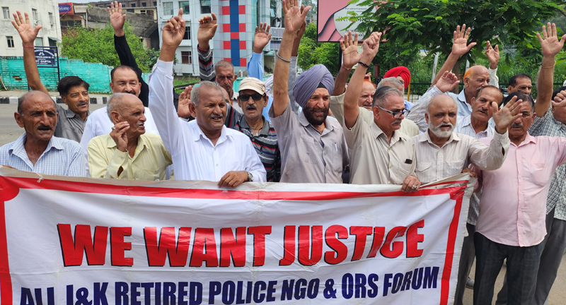 Police and J&K Fire Services Pensioners protesting in Jammu on Saturday. -Excelsior/Rakesh Police and J&K Fire Services Pensioners protesting in Jammu on Saturday. -Excelsior/Rakesh