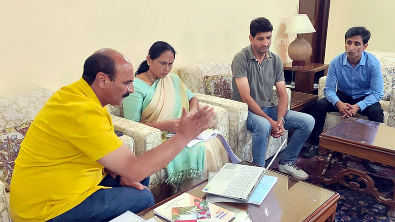 Union MoS AFW chairing a meeting. Union MoS AFW chairing a meeting.