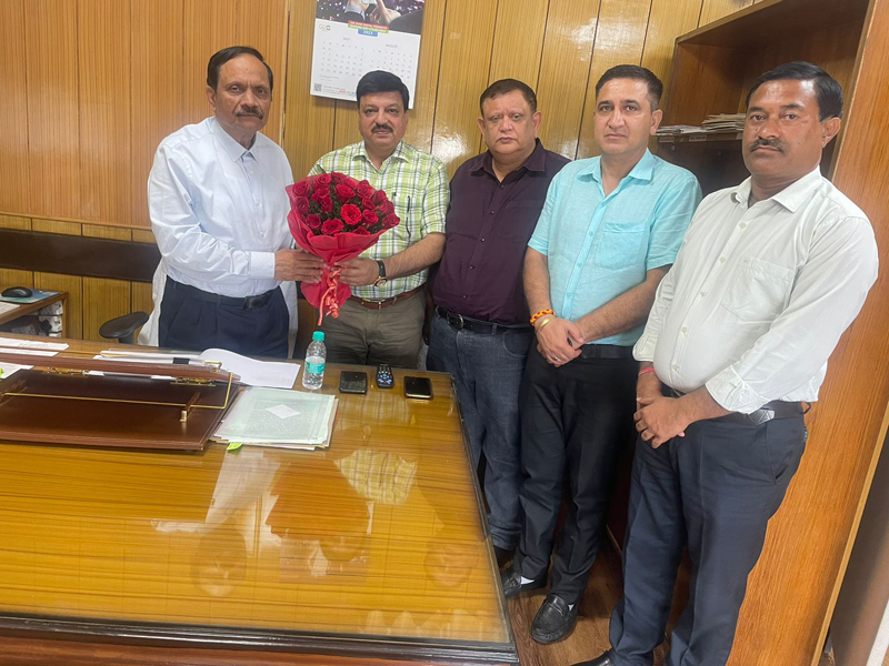CCI President, Arun Gupta presenting a bouquet to Advisor, Rajiv Rai Bhatnagar in Jammu. CCI President, Arun Gupta presenting a bouquet to Advisor, Rajiv Rai Bhatnagar in Jammu.