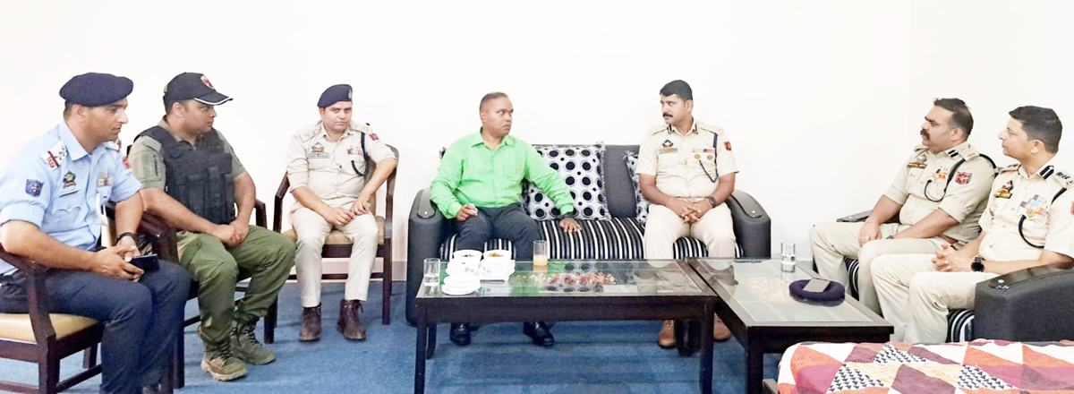 IGP Traffic Bhim Sen Tuti in a meeting with senior Traffic officers at Rajouri. IGP Traffic Bhim Sen Tuti in a meeting with senior Traffic officers at Rajouri.