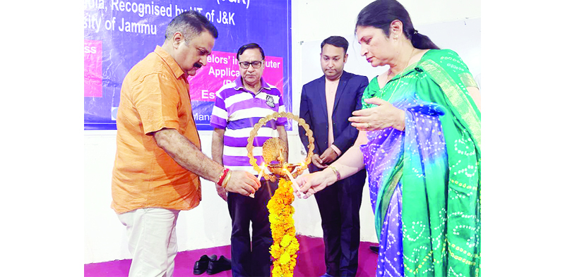 Dignitaries lighting lamp during inaugural ceremony of five day MBA Induction program at IMS. Dignitaries lighting lamp during inaugural ceremony of five day MBA Induction program at IMS.