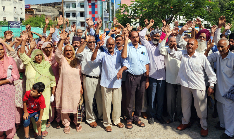 PoJK DPs staging protest demonstration at Maharaja Hari Singh Park in Jammu on Friday. -Excelsior/Rakesh PoJK DPs staging protest demonstration at Maharaja Hari Singh Park in Jammu on Friday. -Excelsior/Rakesh