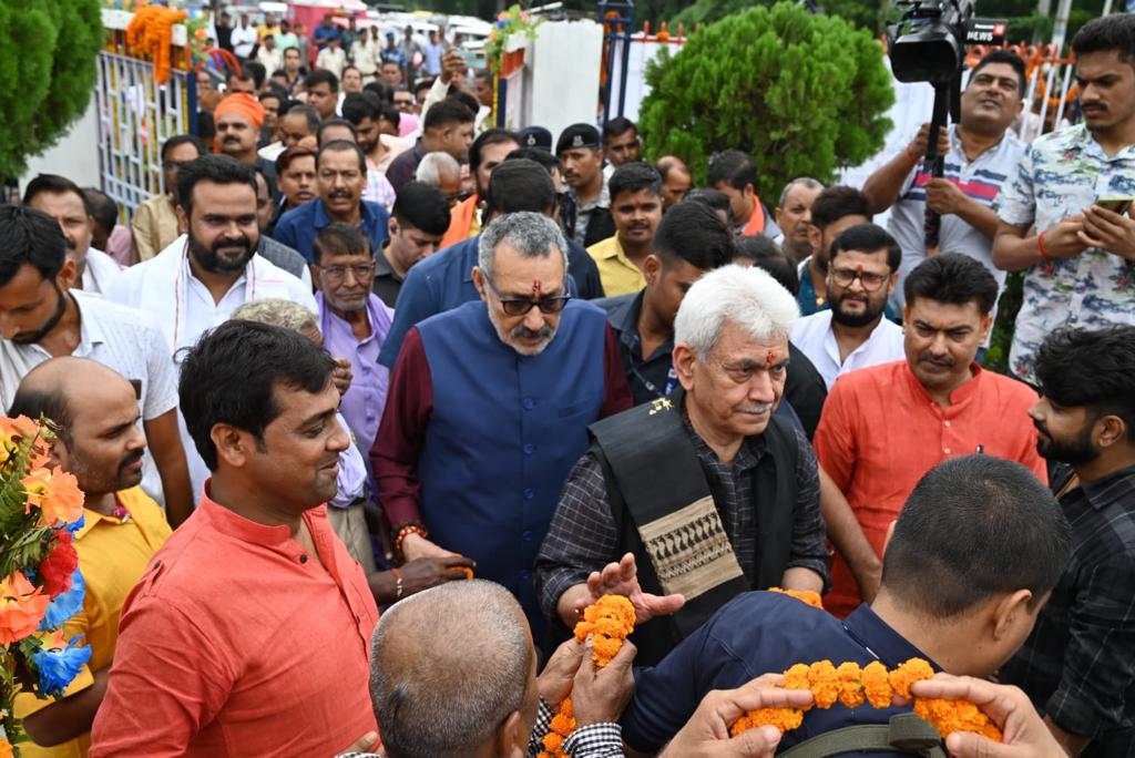 Lt Governor Manoj Sinha paid tributes to Rashtrakavi Ramdhari Singh Dinkar (4)