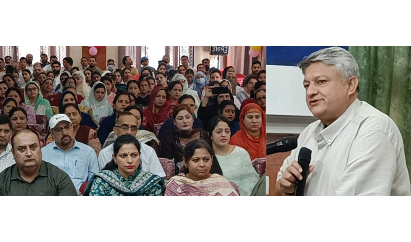 DDC Doda Vishesh Paul Mahajan addressing SDH staff at Bhaderwah on Wednesday. DDC Doda Vishesh Paul Mahajan addressing SDH staff at Bhaderwah on Wednesday.