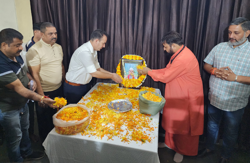 Members of Sarv Shakti Sevak Sanstha paying tribute to former head priest of Machail Mata Shrine. -Excelsior/Rakesh Members of Sarv Shakti Sevak Sanstha paying tribute to former head priest of Machail Mata Shrine. -Excelsior/Rakesh